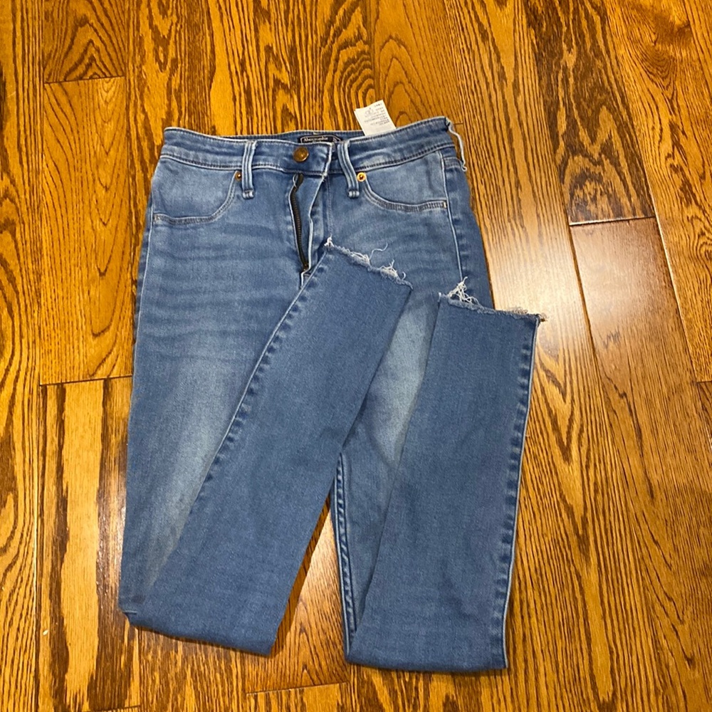 Light wash Abercrombie stretchy skinny jeans